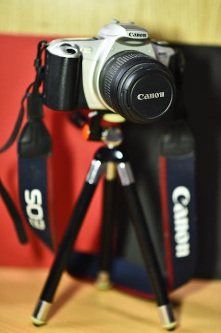 損壞的EOS 55相機機身特寫，帶著歲月痕跡