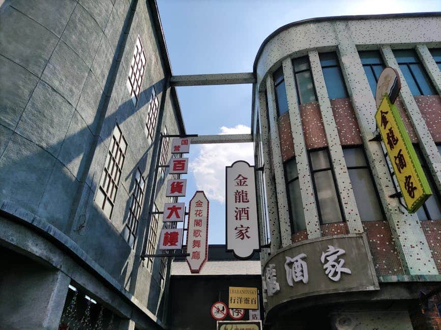 在混亂背景中,主體依然清晰突出,膚色自然